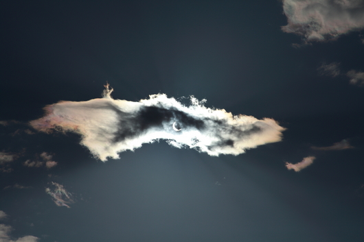 日食と彩雲.JPG